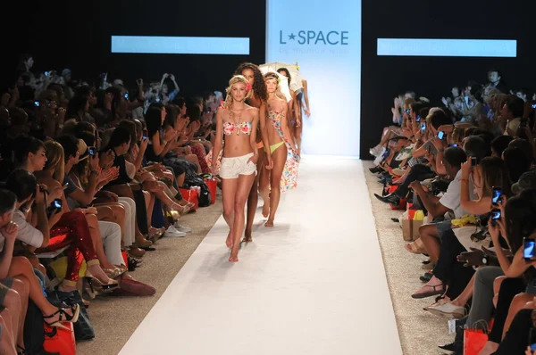 MIAMI - JULHO 14: Modelos caminham na pista da L Space Swimsuit Collection para a primavera de 2012, durante a Mercedes-Benz Swim Fashion Week em 14 de julho de 2011, em Miami — Fotografia de Stock