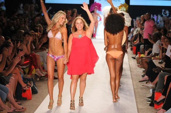 Miami - 14 juli: designer monica klokt (r) går banan vid samlingen l utrymme baddräkt för våren, sommaren 2012 under mercedes-benz simma fashion week på juli 14, 2011 i miami — Stockfoto