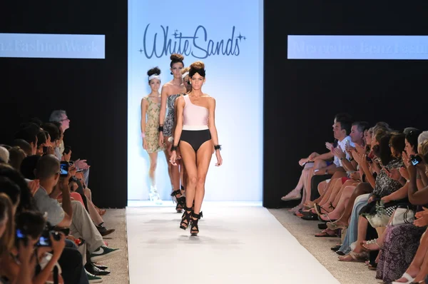 MIAMI - JULY 15: Model walks runway at the White Sands Australia Swimsuit Collection for Spring, Summer 2012 during Mercedes-Benz Swim Fashion Week on July 15, 2011 in Miami — Stock Photo, Image