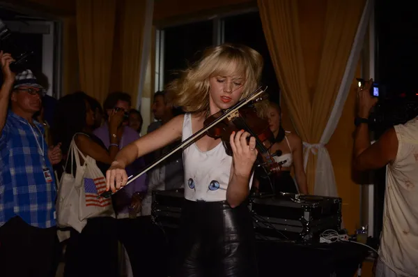 MIAMI - JULY 15: Violinist Caitlin Moe perform at the Wildfox Swim 2012 presentation at penthouse of Railegh hotel during Mercedes-Benz Swim Fashion Week on July 15, 2011 in Miami, FL — Stock Photo, Image