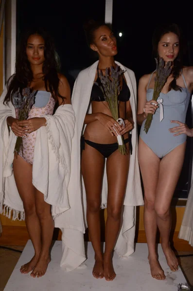 MIAMI - JULHO 15: Modelos demonstraing swimsuits at the Wildfox Swim 2012 presentation at penthouse of Railegh hotel during Mercedes-Benz Swim Fashion Week on July 15, 2011 in Miami, FL — Fotografia de Stock