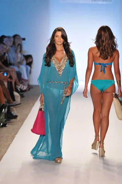 Miami - 16 juli: modell gå banan vid samlingen caffe Badkläder för våren, sommaren 2012 under mercedes-benz simma fashion week på juli 16, 2011 i miami, fl — Stockfoto