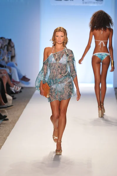 Miami - 16 juli: modell gå banan vid samlingen caffe Badkläder för våren, sommaren 2012 under mercedes-benz simma fashion week på juli 16, 2011 i miami, fl — Stockfoto