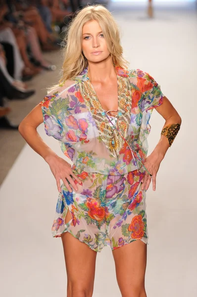 Miami - 16 juli: modell gå banan vid samlingen caffe Badkläder för våren, sommaren 2012 under mercedes-benz simma fashion week på juli 16, 2011 i miami, fl — Stockfoto