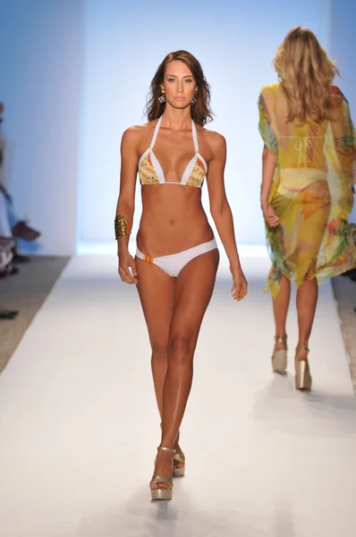 MIAMI - 16 DE JULIO: Modelo pasarela a pie en la colección de trajes de baño Caffe para la primavera, verano de 2012 durante Mercedes-Benz Swim Fashion Week el 16 de julio de 2011 en Miami, FL — Foto de Stock