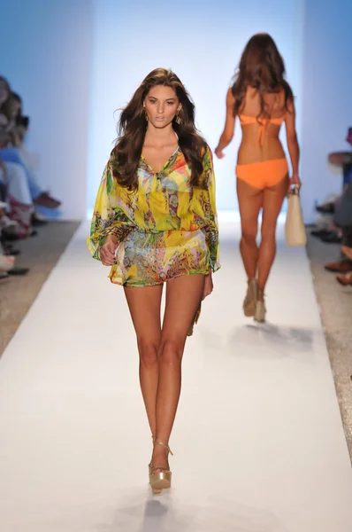 Miami - 16. juli: model walking laufsteg der caffe-badebekleidungskollektion für frühjahr, sommer 2012 während der mercedes-benz swim fashion week am 16. juli 2011 in miami, fll — Stockfoto