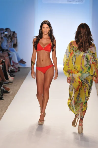 Miami - 16. juli: model walking laufsteg der caffe-badebekleidungskollektion für frühjahr, sommer 2012 während der mercedes-benz swim fashion week am 16. juli 2011 in miami, fll — Stockfoto