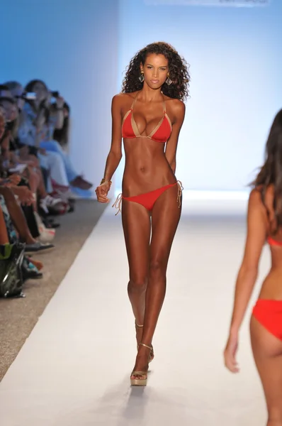 Miami - július 16: modell séta kifutópálya a a caffe fürdőruha kollekció tavasz, nyár 2012 mercedes-benz úszni divat héten a július 16, 2011-ben a miami, fl — Stock Fotó