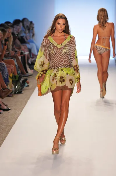 MIAMI - JULHO 16: Pista de caminhada modelo na coleção de roupas de banho Caffe para a primavera de 2012 durante a Mercedes-Benz Swim Fashion Week em 16 de julho de 2011 em Miami, FL — Fotografia de Stock