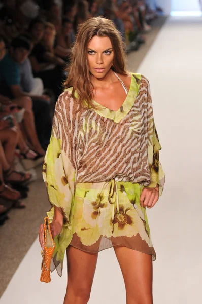 MIAMI - 16 DE JULIO: Modelo pasarela a pie en la colección de trajes de baño Caffe para la primavera, verano de 2012 durante Mercedes-Benz Swim Fashion Week el 16 de julio de 2011 en Miami, FL —  Fotos de Stock