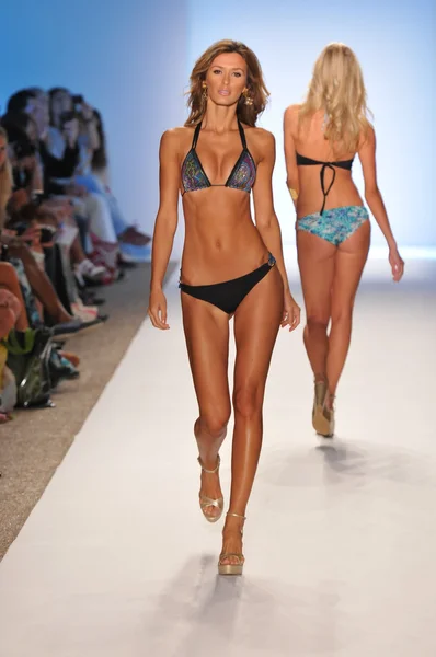 Miami - 16. juli: model walking laufsteg der caffe-badebekleidungskollektion für frühjahr, sommer 2012 während der mercedes-benz swim fashion week am 16. juli 2011 in miami, fll — Stockfoto