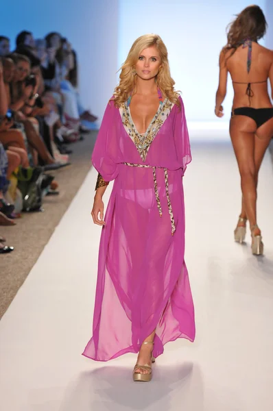 Miami - 16 Temmuz: yürüyüş caffe mayo koleksiyonu için ilkbahar, yaz 2012 mercedes-benz yüzmek moda haftası 16 Temmuz 2011 Miami, pist model fl — Stok fotoğraf