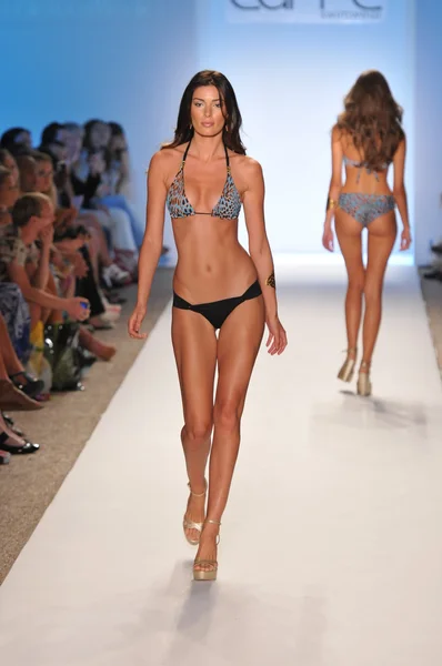 마이애미-7 월 16 일: 모델 카페 수영복 컬렉션 봄, 여름 2012 마이애미에 2011 년 7 월 16 일에 메르세데스-벤츠 수영 패션 위 크 기간 동안 활주로 걸어 플로리다 — 스톡 사진
