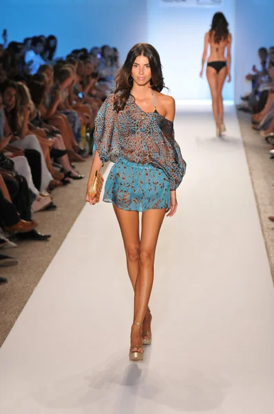 MIAMI - 16 DE JULIO: Modelo pasarela a pie en la colección de trajes de baño Caffe para la primavera, verano de 2012 durante Mercedes-Benz Swim Fashion Week el 16 de julio de 2011 en Miami, FL — Foto de Stock