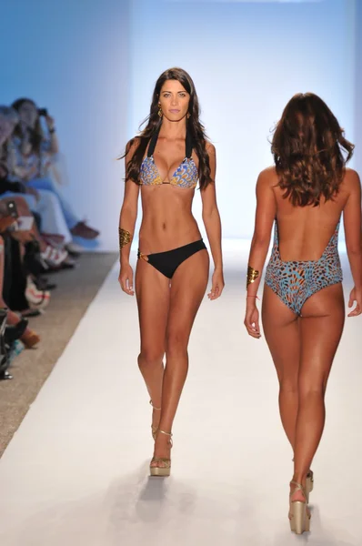 MIAMI - JULHO 16: Pista de caminhada modelo na coleção de roupas de banho Caffe para a primavera de 2012 durante a Mercedes-Benz Swim Fashion Week em 16 de julho de 2011 em Miami, FL — Fotografia de Stock