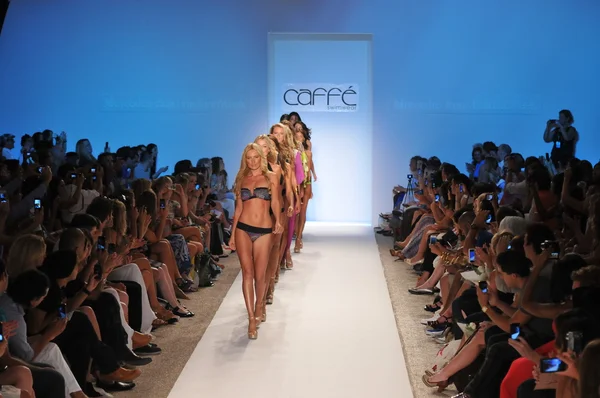 MIAMI - 16 JUILLET : Des mannequins marchent sur la piste de la collection de maillots de bain Caffe pour le printemps, été 2012 lors de la Mercedes-Benz Swim Fashion Week le 16 juillet 2011 à Miami, FL — Photo