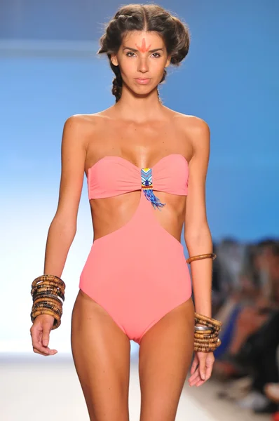 MIAMI - JULHO 16: Modelo caminha pista na Mara Hoffman Swimsuit Collection para Primavera, Verão 2012 durante Mercedes-Benz Swim Fashion Week em Julho 16, 2011 em Miami, FL — Fotografia de Stock