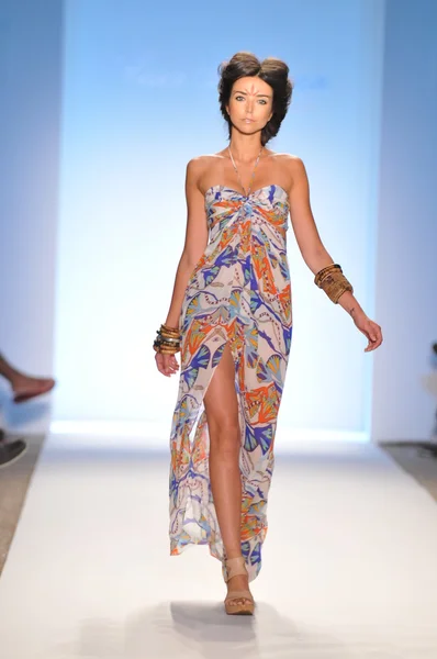 MIAMI - JULHO 16: Modelo caminha pista na Mara Hoffman Swimsuit Collection para Primavera, Verão 2012 durante Mercedes-Benz Swim Fashion Week em Julho 16, 2011 em Miami, FL — Fotografia de Stock