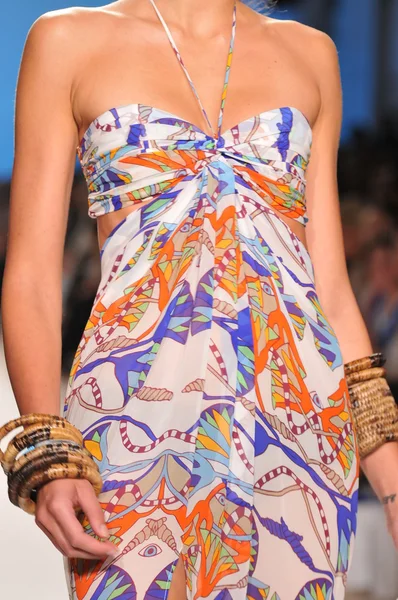 MIAMI - 16 DE JULIO: Modelo camina por la pasarela de la colección de trajes de baño Mara Hoffman para la primavera, verano de 2012 durante la Mercedes-Benz Swim Fashion Week el 16 de julio de 2011 en Miami, FL — Foto de Stock