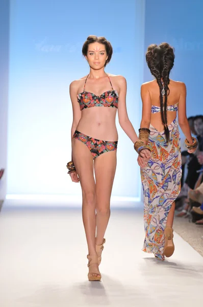 MIAMI - JULY 16: Model walks runway at the Mara Hoffman Swimsuit Collection for Spring, Summer 2012 during Mercedes-Benz Swim Fashion Week on July 16, 2011 in Miami, FL — Stock Photo, Image