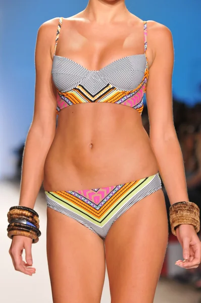 Miami - július 16: modell sétál a kifutópálya a Mara hoffman fürdőruha kollekció 2012 tavaszi, nyári során mercedes-benz miami, ússzon egyet Divathét, 2011. július 16.-án fl — Stock Fotó