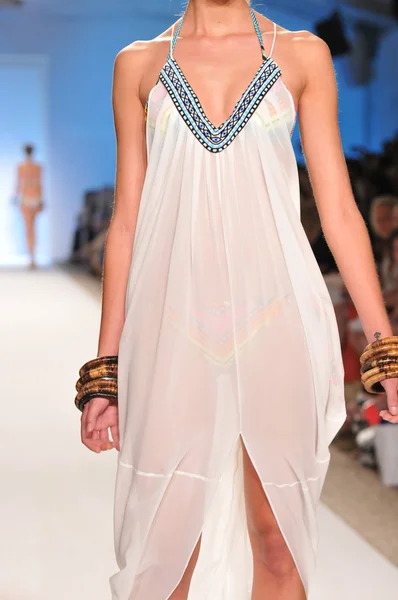 MIAMI - 16 DE JULIO: Modelo camina por la pasarela de la colección de trajes de baño Mara Hoffman para la primavera, verano de 2012 durante la Mercedes-Benz Swim Fashion Week el 16 de julio de 2011 en Miami, FL — Foto de Stock