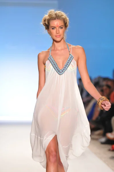 MIAMI - JULY 16: Model walks runway at the Mara Hoffman Swimsuit Collection for Spring, Summer 2012 during Mercedes-Benz Swim Fashion Week on July 16, 2011 in Miami, FL — Stock Photo, Image