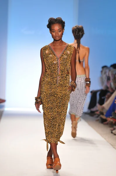 MIAMI - 16 DE JULIO: Modelo camina por la pasarela de la colección de trajes de baño Mara Hoffman para la primavera, verano de 2012 durante la Mercedes-Benz Swim Fashion Week el 16 de julio de 2011 en Miami, FL — Foto de Stock