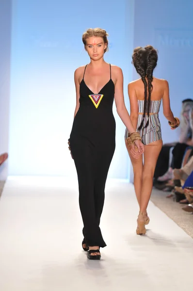 Miami - július 16: modell sétál a kifutópálya a Mara hoffman fürdőruha kollekció 2012 tavaszi, nyári során mercedes-benz miami, ússzon egyet Divathét, 2011. július 16.-án fl — Stock Fotó