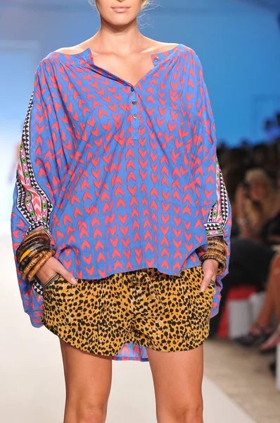 MIAMI - 16 DE JULIO: Modelo camina por la pasarela de la colección de trajes de baño Mara Hoffman para la primavera, verano de 2012 durante la Mercedes-Benz Swim Fashion Week el 16 de julio de 2011 en Miami, FL —  Fotos de Stock