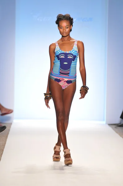 MIAMI - 16 lipca: Model walks pasa startowego na mara Hoffman kolekcja strój kąpielowy na wiosnę, lato 2012 podczas Mercedes-Benz Fashion Week pływać w dniu 16 lipca 2011 roku w Miami, Floryda — Zdjęcie stockowe