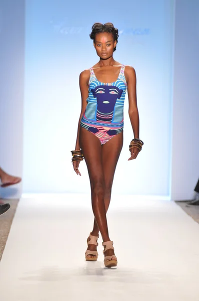 MIAMI - JULY 16: Model walks runway at the Mara Hoffman Swimsuit Collection for Spring, Summer 2012 during Mercedes-Benz Swim Fashion Week on July 16, 2011 in Miami, FL — Stock Photo, Image