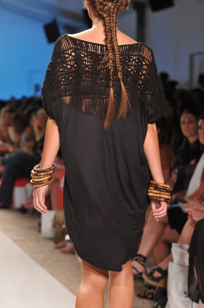 MIAMI - 16 DE JULIO: Modelo camina por la pasarela de la colección de trajes de baño Mara Hoffman para la primavera, verano de 2012 durante la Mercedes-Benz Swim Fashion Week el 16 de julio de 2011 en Miami, FL —  Fotos de Stock