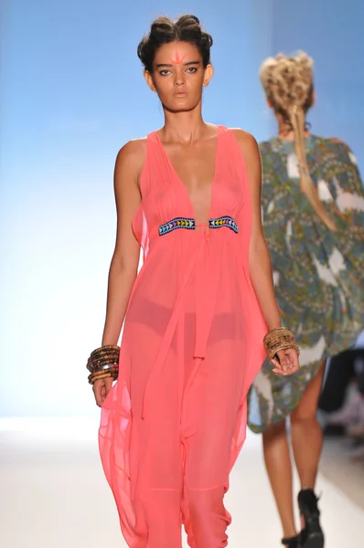Miami - juli 16: model läuft laufsteg der mara hoffman badeanzug kollektion für frühjahr, sommer 2012 während der mercedes-benz swim fashion week am 16. juli 2011 in miami, fll — Stockfoto