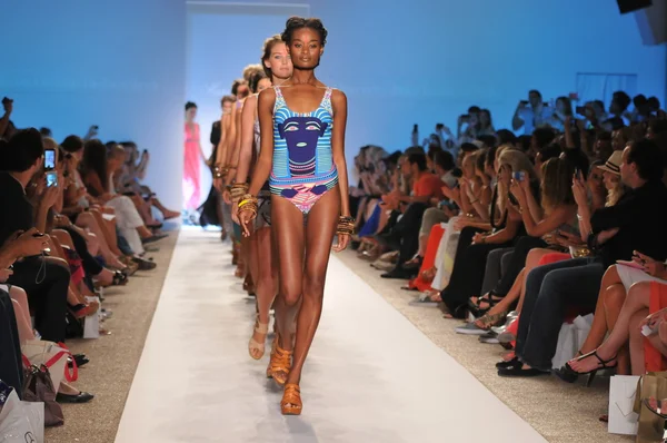 MIAMI - JULHO 16: Modelos passeiam na Mara Hoffman Swimsuit Collection para a Primavera, Verão de 2012 durante a Mercedes-Benz Swim Fashion Week em 16 de Julho de 2011 em Miami, FL — Fotografia de Stock