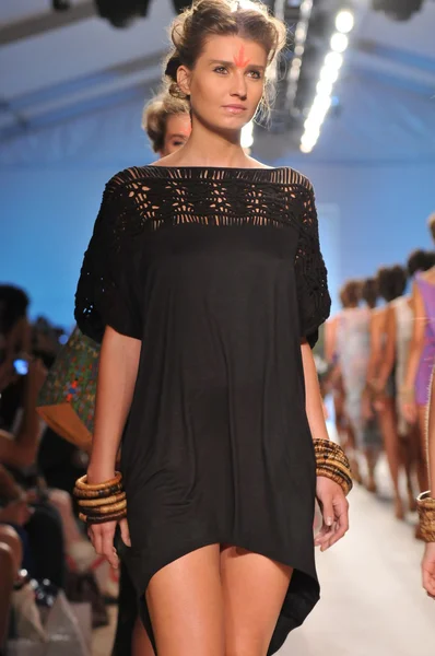 MIAMI - 16 DE JULIO: Modelo camina por la pasarela de la colección de trajes de baño Mara Hoffman para la primavera, verano de 2012 durante la Mercedes-Benz Swim Fashion Week el 16 de julio de 2011 en Miami, FL —  Fotos de Stock