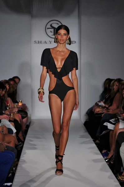 MIAMI - JULHO 16: Modelo caminha pista no Shay Todd Swimsuit Collection para a Primavera, Verão 2012 durante Mercedes-Benz Swim Fashion Week em julho 16, 2011 em Miami, FL — Fotografia de Stock