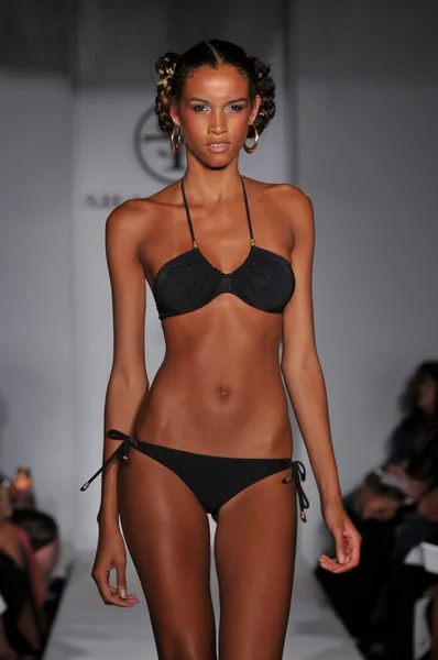 Miami - július 16: modell sétál a kifutópálya a todd fürdőruha kollekció 2012 tavaszi, nyári során mercedes-benz miami, ússzon egyet Divathét, 2011. július 16.-án shay fl — Stock Fotó