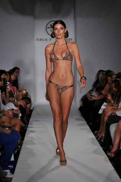 Miami - 16 Temmuz: model todd mayo koleksiyon ilkbahar, yaz 2012 mercedes-benz moda haftası 16 Temmuz 2011 tarihinde miami, yüzmek Shay'in pist yürür fl — Stok fotoğraf