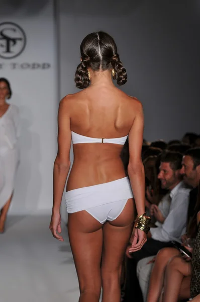 МИАМИ - 16 июля: модель прогуливается по подиуму в коллекции купальников Шей Тодд весной, летом 2012 года во время Недели моды Mercedes-Benz Swim 16 июля 2011 года в Майами, шт. Флорида — стоковое фото