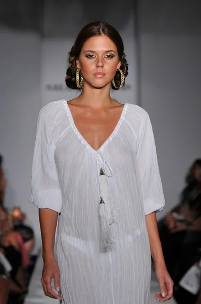 Miami - 16 Temmuz: model todd mayo koleksiyon ilkbahar, yaz 2012 mercedes-benz moda haftası 16 Temmuz 2011 tarihinde miami, yüzmek Shay'in pist yürür fl — Stok fotoğraf