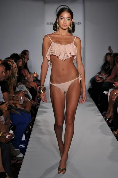 MIAMI - JULY 16: Model berjalan di landasan pacu di Shay Todd Swimsuit Collection for Spring, Summer 2012 selama Mercedes-Benz Swim Fashion Week pada 16 Juli 2011 di Miami, FL — Stok Foto