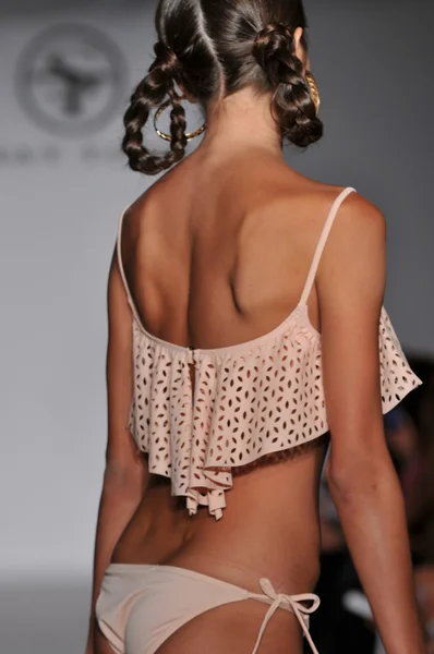 MIAMI - JULHO 16: Modelo caminha pista no Shay Todd Swimsuit Collection para a Primavera, Verão 2012 durante Mercedes-Benz Swim Fashion Week em julho 16, 2011 em Miami, FL — Fotografia de Stock