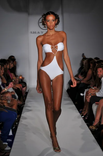 MIAMI - 16 DE JULIO: Modelo camina por la pasarela en la colección de trajes de baño Shay Todd para la primavera, verano de 2012 durante la Mercedes-Benz Swim Fashion Week el 16 de julio de 2011 en Miami, FL — Foto de Stock