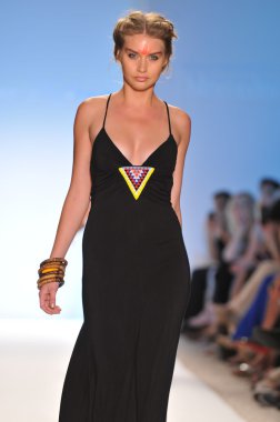Miami - 16 Temmuz: model hoffman mayo koleksiyon ilkbahar, yaz 2012 mercedes-benz moda haftası 16 Temmuz 2011 tarihinde miami, yüzmek mara pist yürür fl