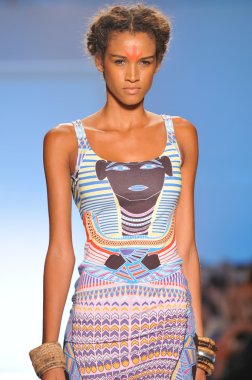 Miami - 16 Temmuz: model hoffman mayo koleksiyon ilkbahar, yaz 2012 mercedes-benz moda haftası 16 Temmuz 2011 tarihinde miami, yüzmek mara pist yürür fl