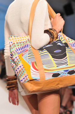 Miami - 16 Temmuz: model hoffman mayo koleksiyon ilkbahar, yaz 2012 mercedes-benz moda haftası 16 Temmuz 2011 tarihinde miami, yüzmek mara pist yürür fl