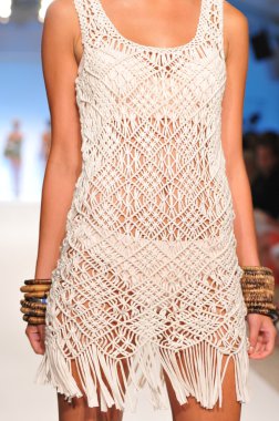 Miami - 16 Temmuz: model hoffman mayo koleksiyon ilkbahar, yaz 2012 mercedes-benz moda haftası 16 Temmuz 2011 tarihinde miami, yüzmek mara pist yürür fl