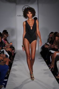 Miami - 16 Temmuz: model todd mayo koleksiyon ilkbahar, yaz 2012 mercedes-benz moda haftası 16 Temmuz 2011 tarihinde miami, yüzmek Shay'in pist yürür fl