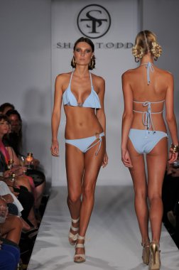 Miami - 16 Temmuz: model todd mayo koleksiyon ilkbahar, yaz 2012 mercedes-benz moda haftası 16 Temmuz 2011 tarihinde miami, yüzmek Shay'in pist yürür fl